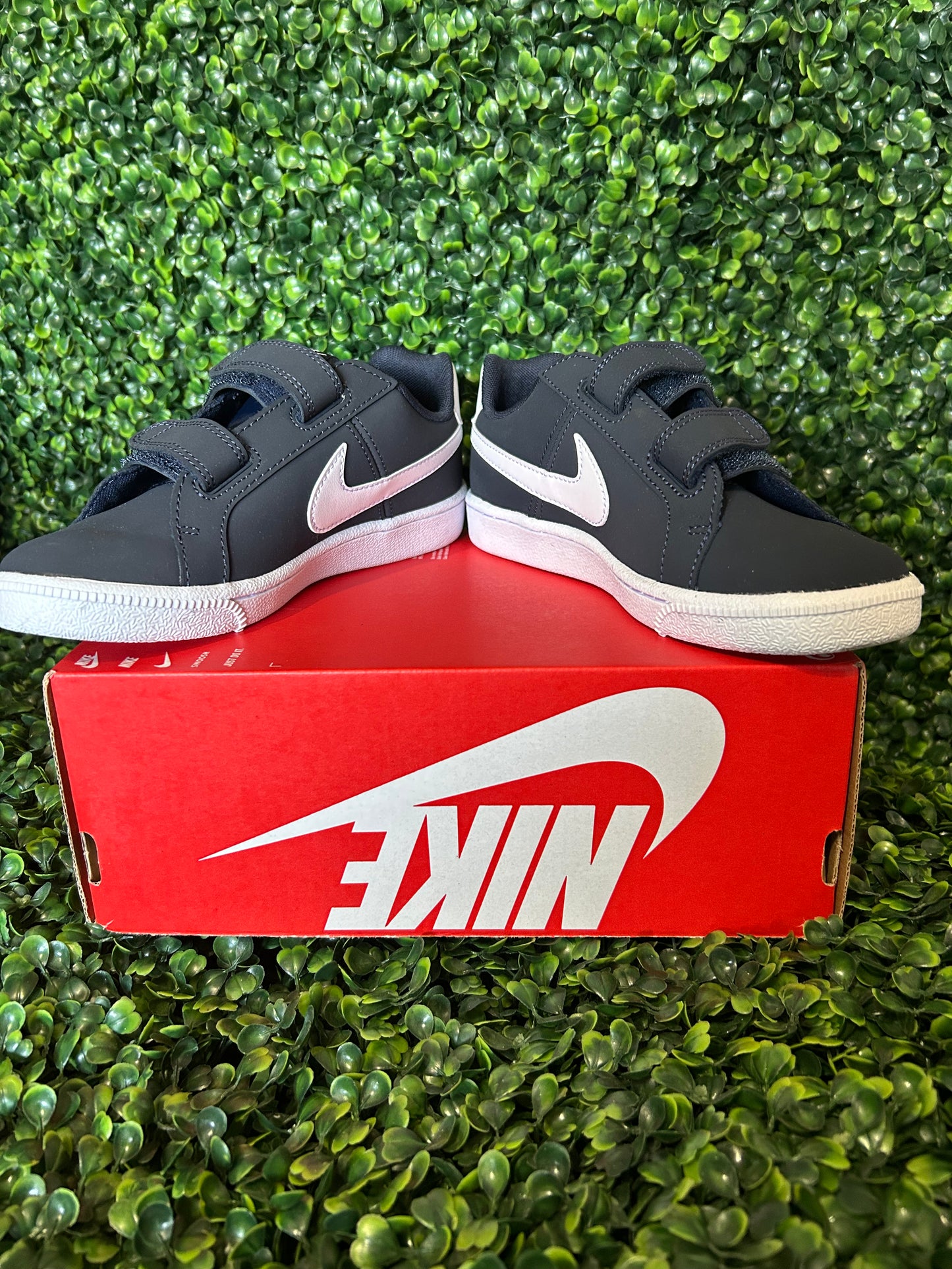 Nike court royale size 2.5