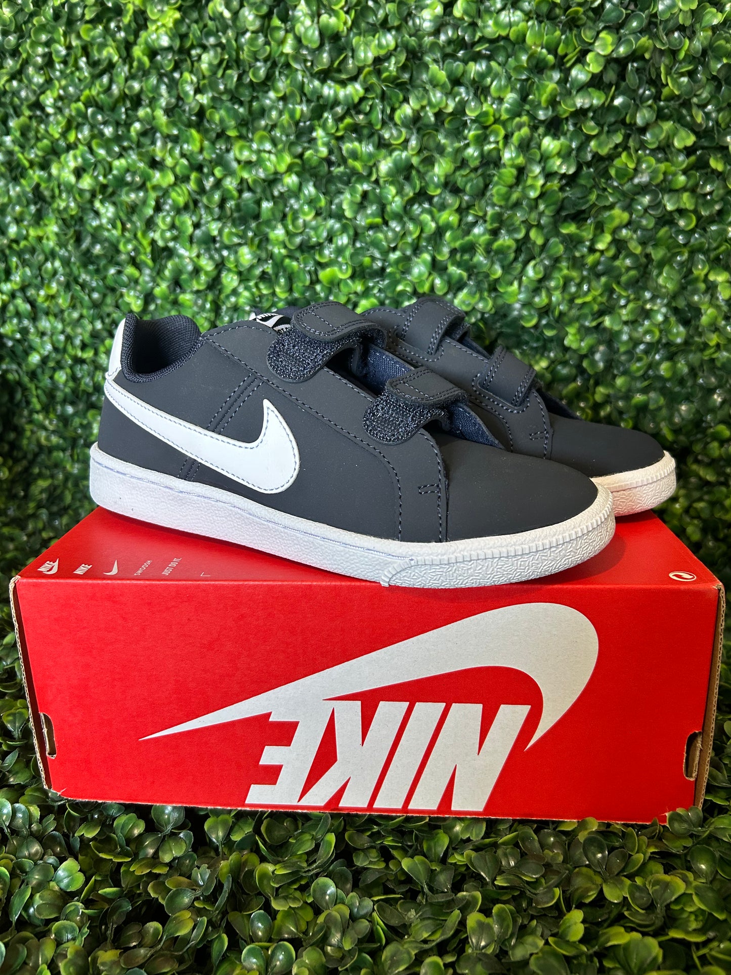 Nike court royale size 2.5