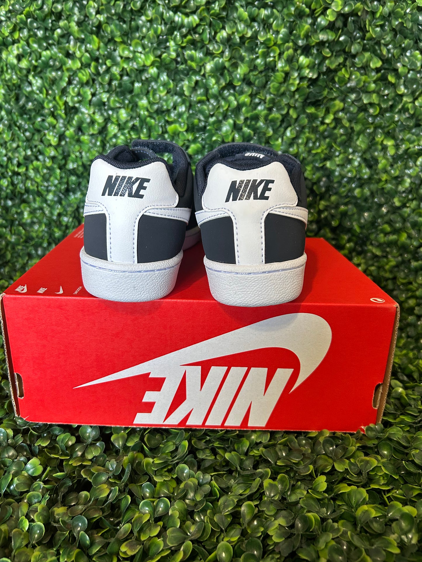 Nike court royale size 2.5