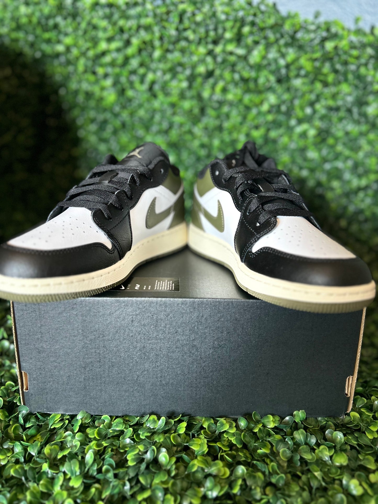 Jordan 1 size 7y, 4y