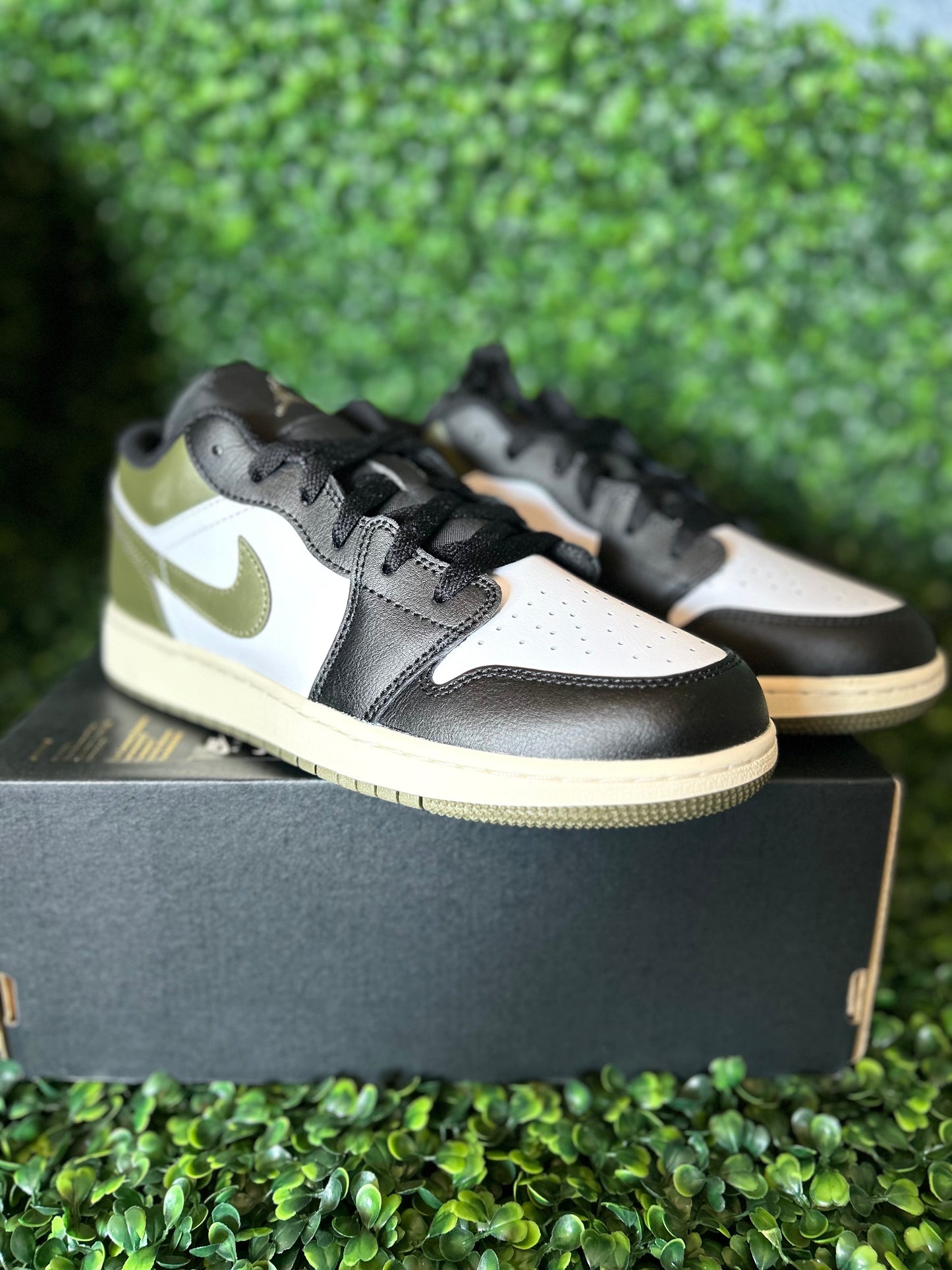 Jordan 1 size 7y, 4y
