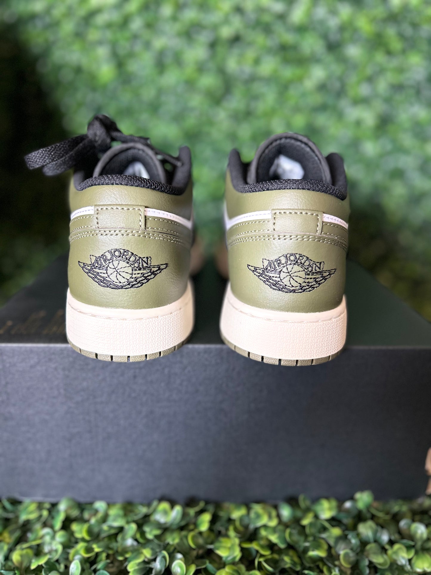 Jordan 1 size 7y, 4y