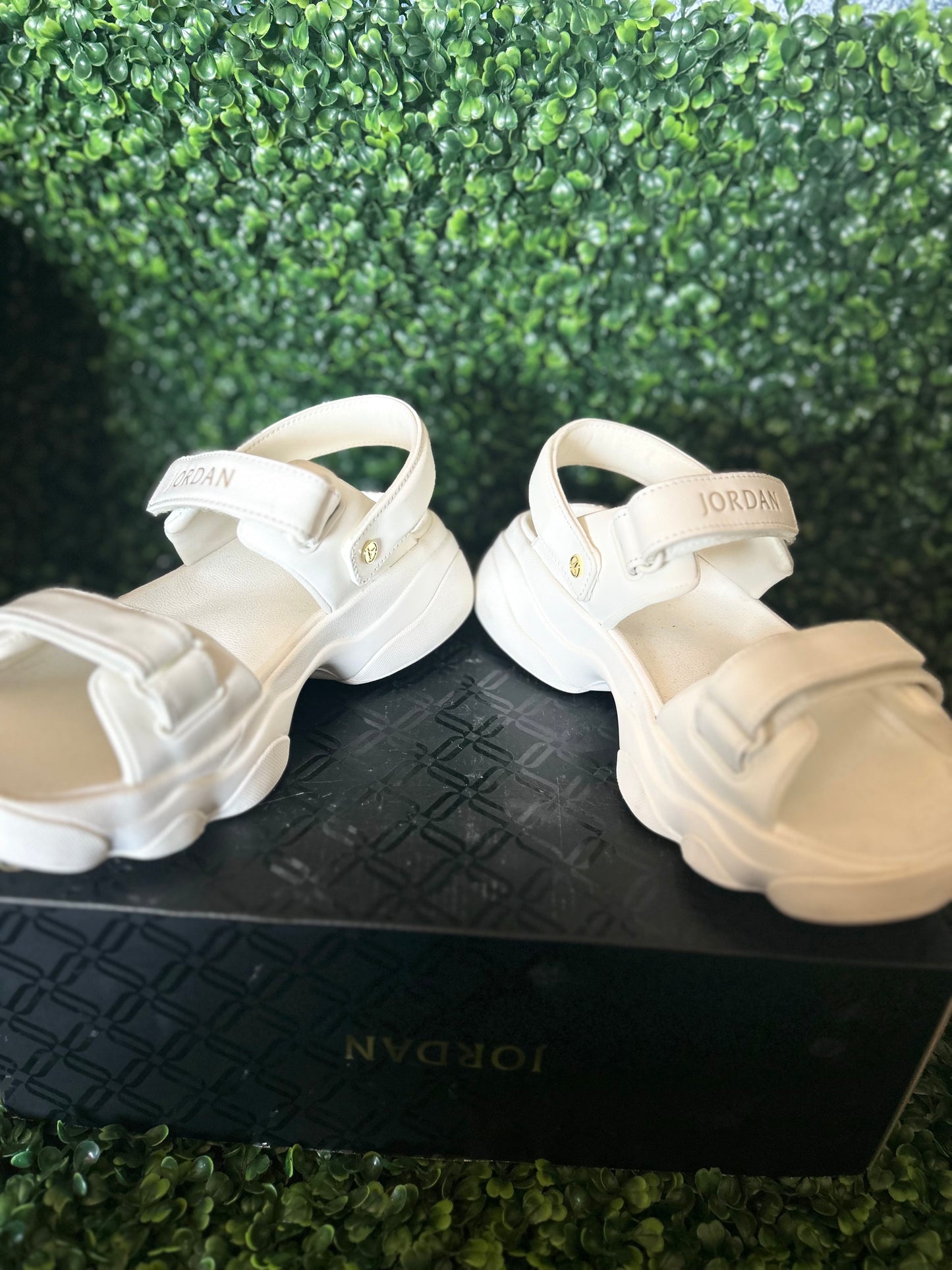 Jordan deja sandal size 10wmns
