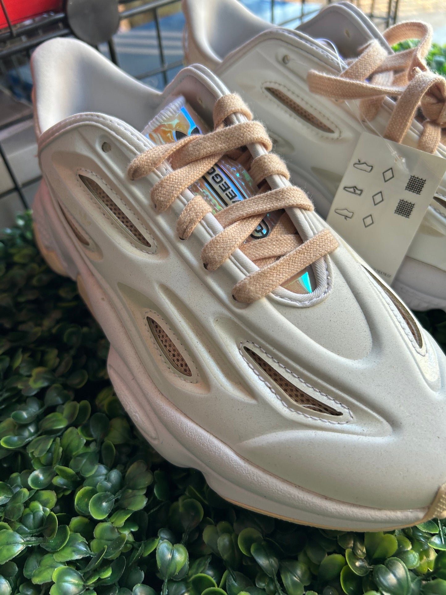 Adidas ozweego celox size 6