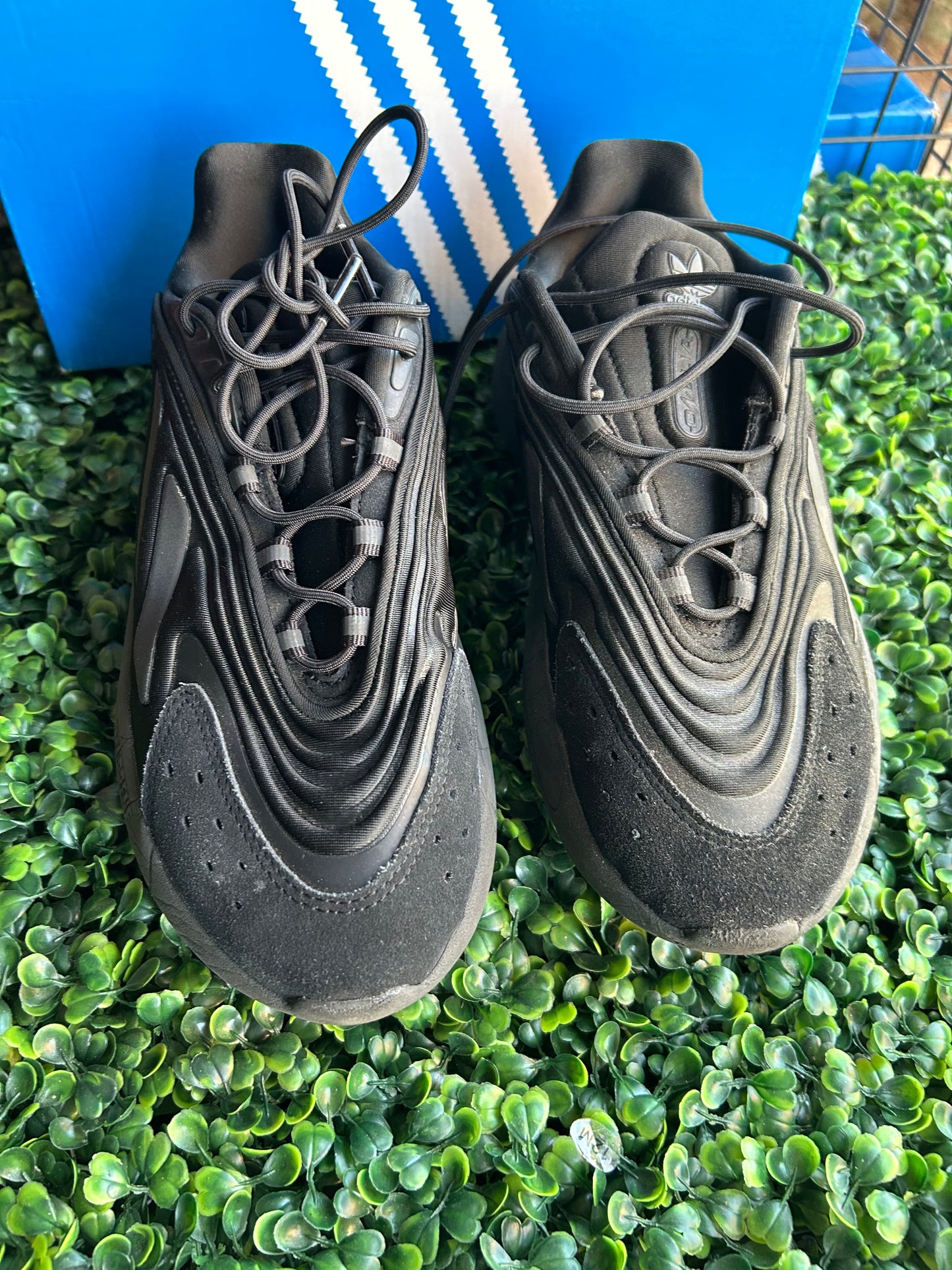 Adidas Ozelia size 7