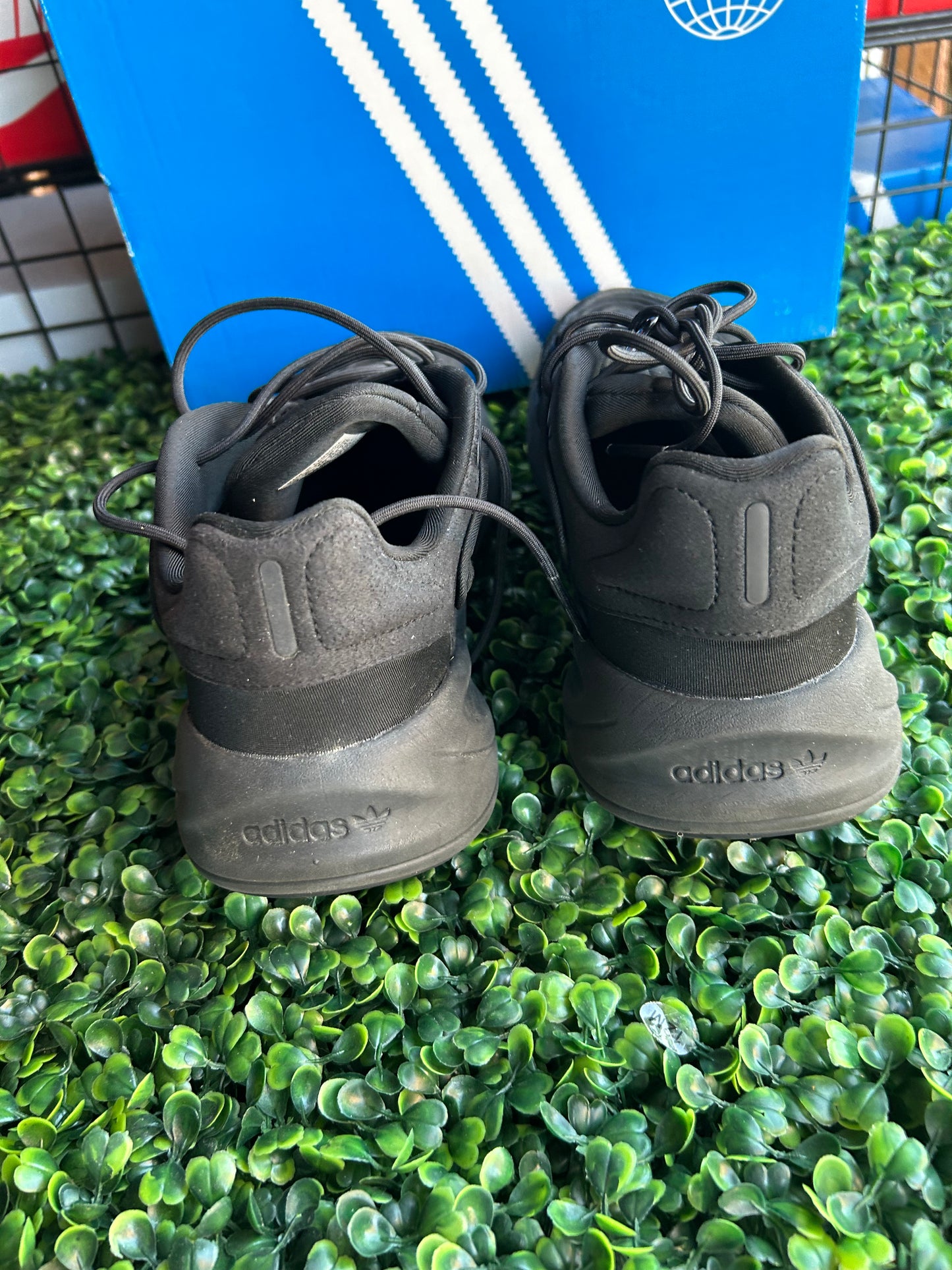 Adidas Ozelia size 7