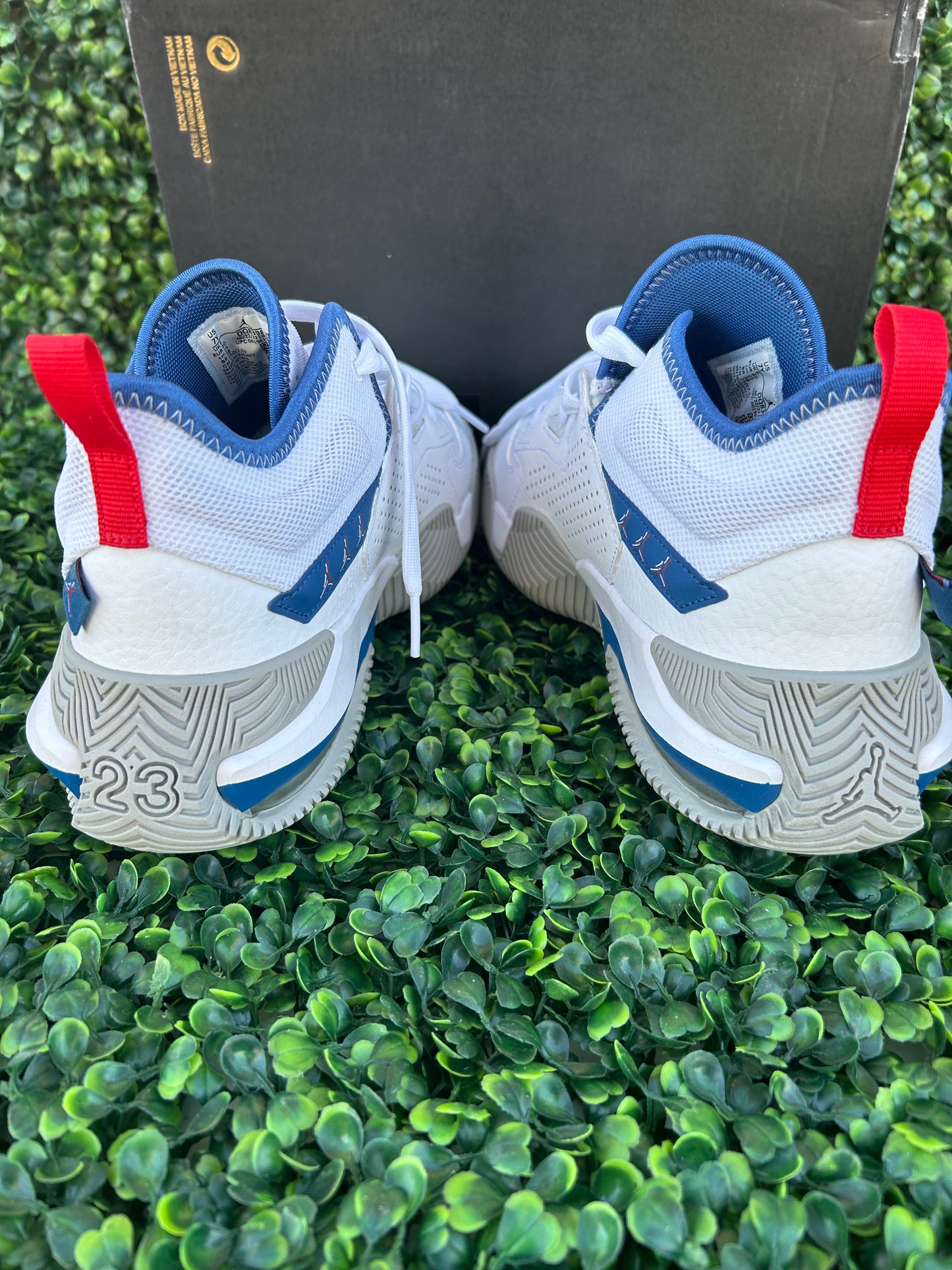Nike Jordan stay loyal 2 size 7