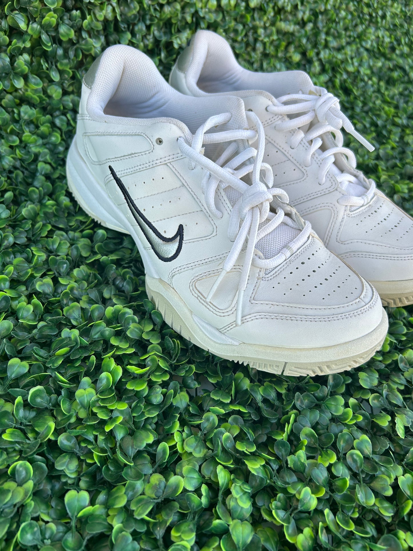 Nike city court 6 size 8