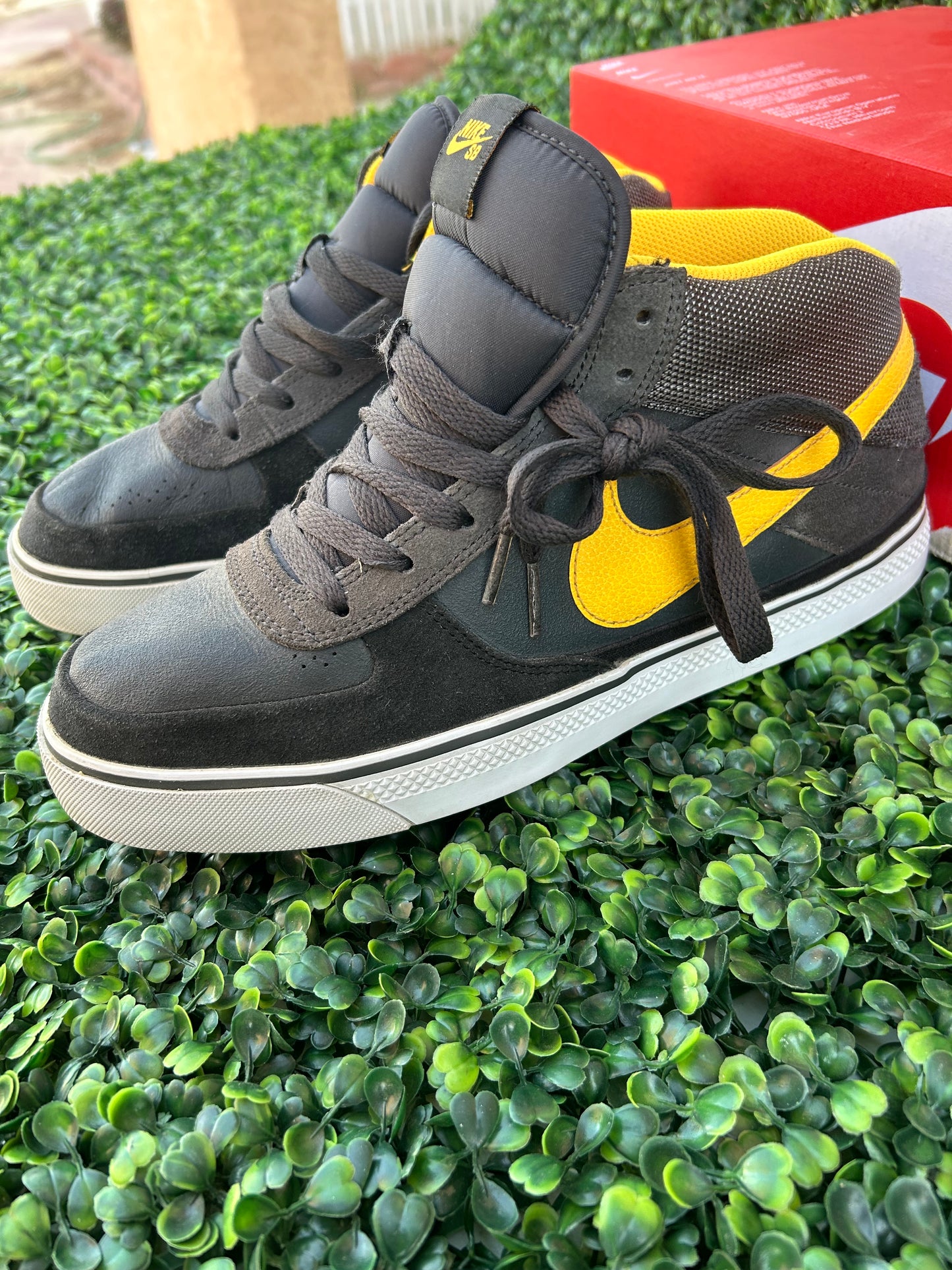 Nike mavrk mid 2 size 9