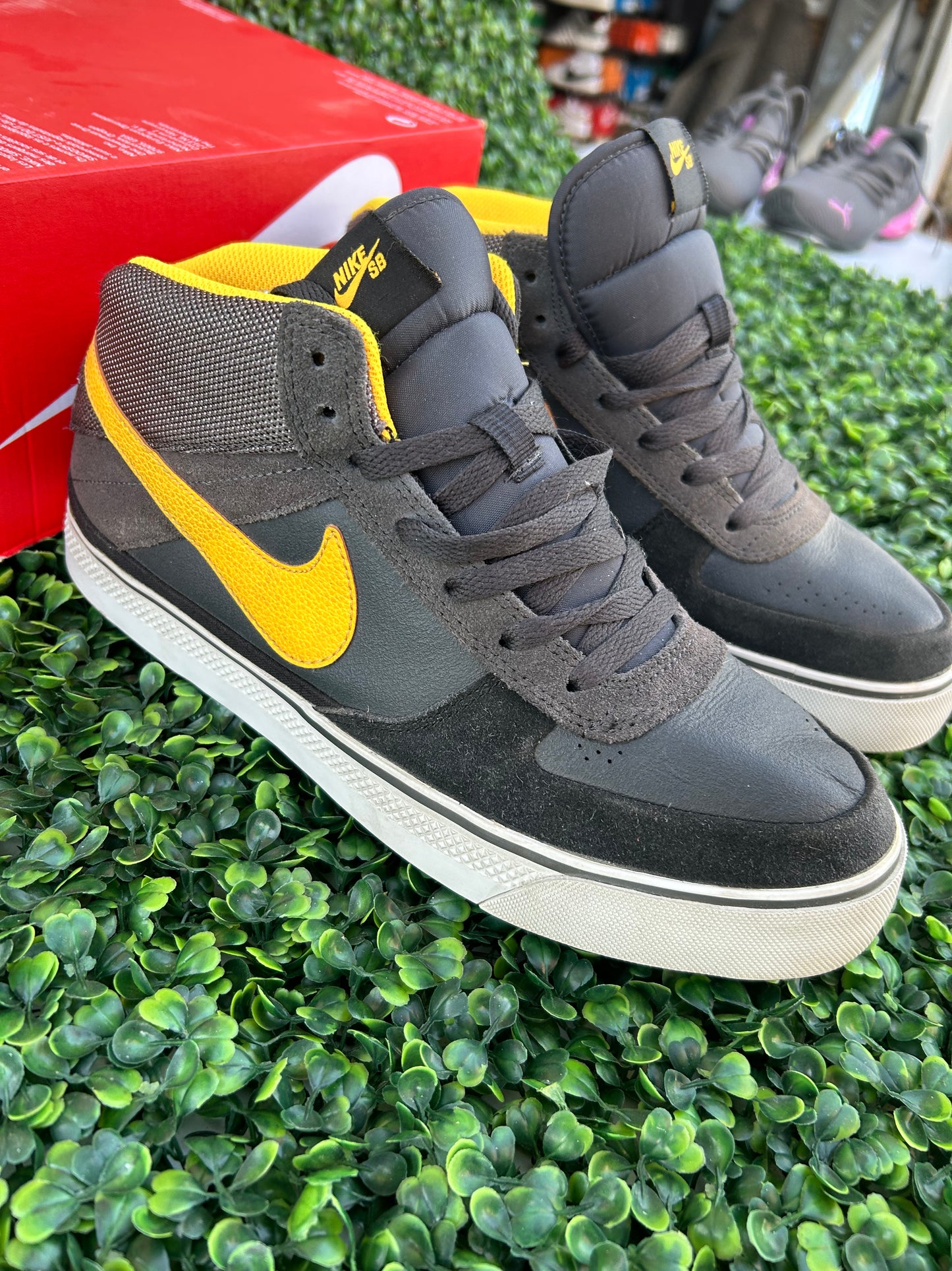 Nike mavrk mid 2 size 9