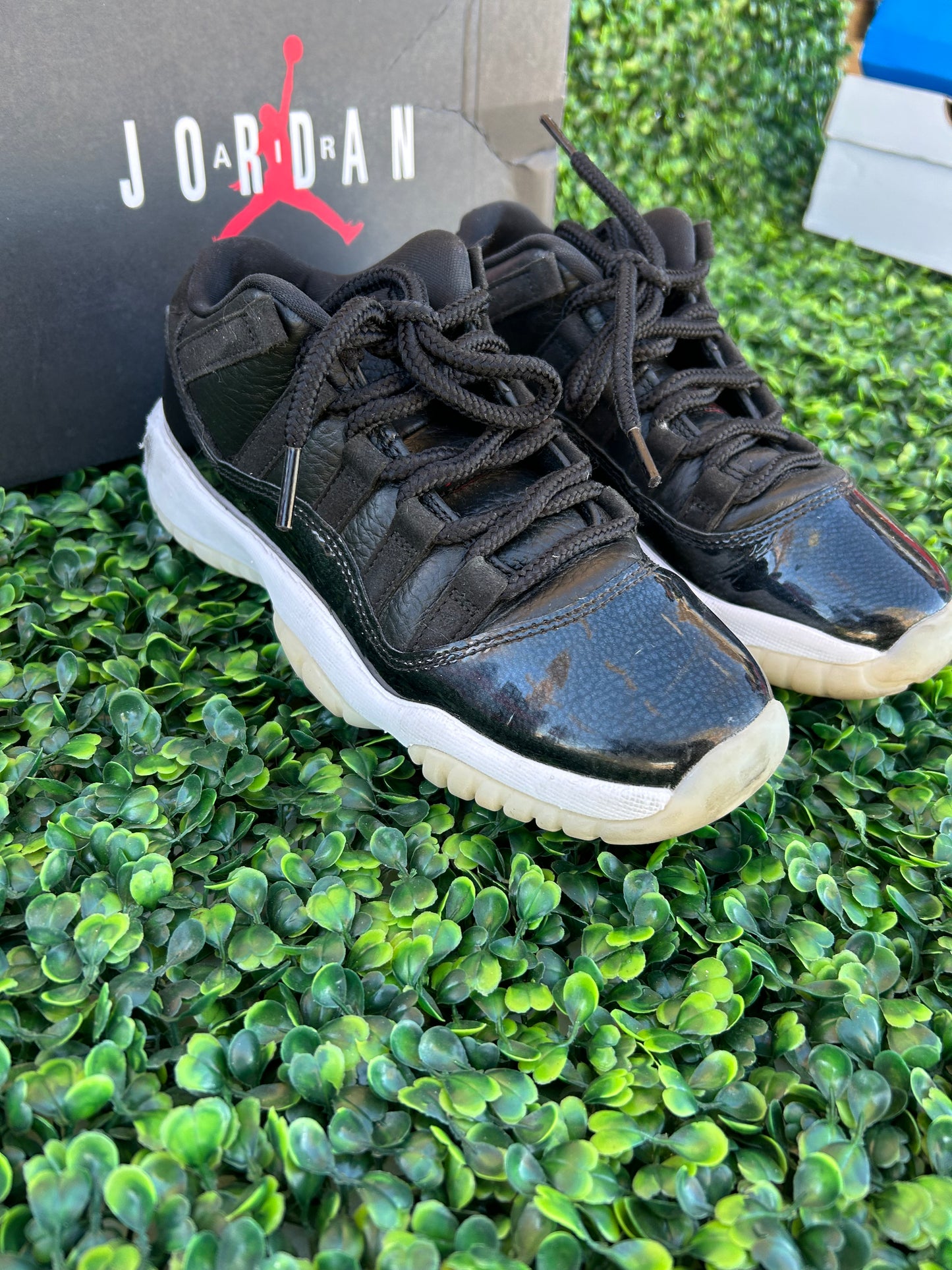 Jordan 11 low size 4y