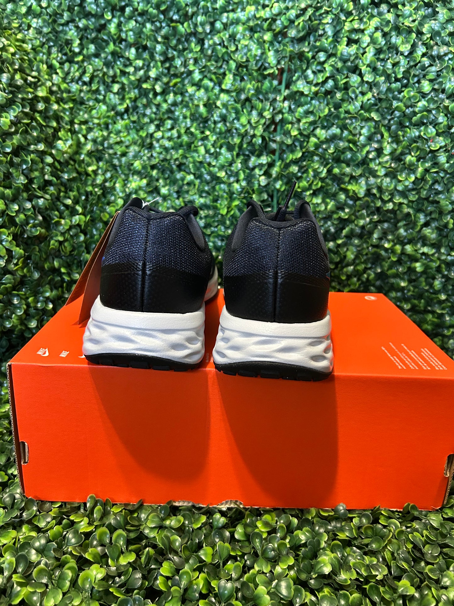 Nike revolution size 9m