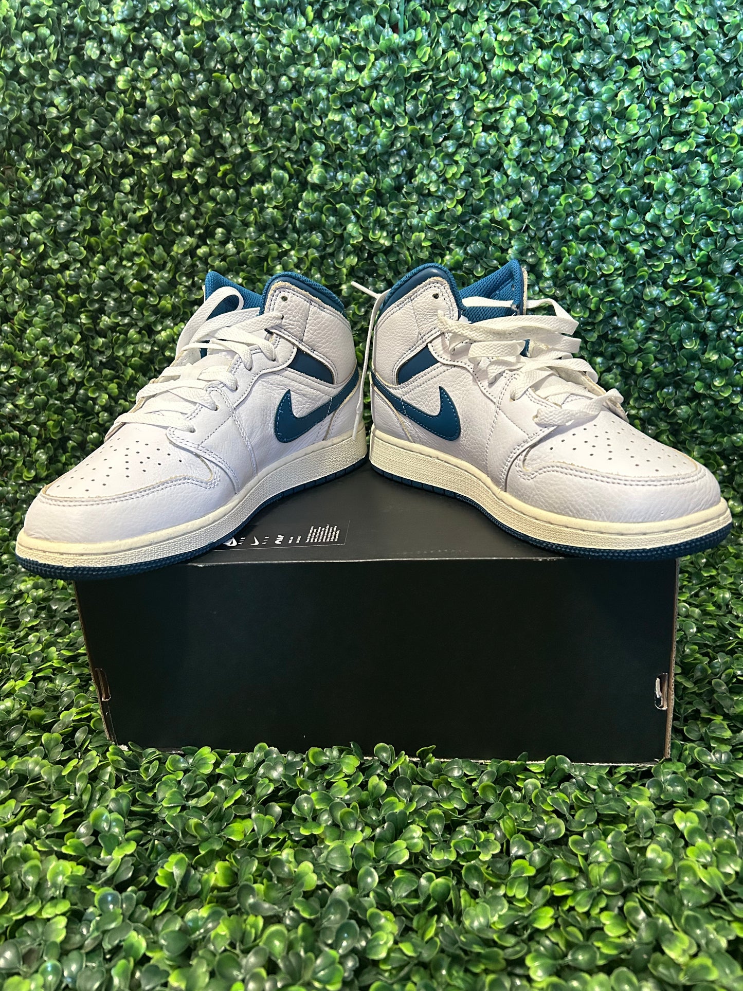 Jordan 1 mid size 6.5/ 7