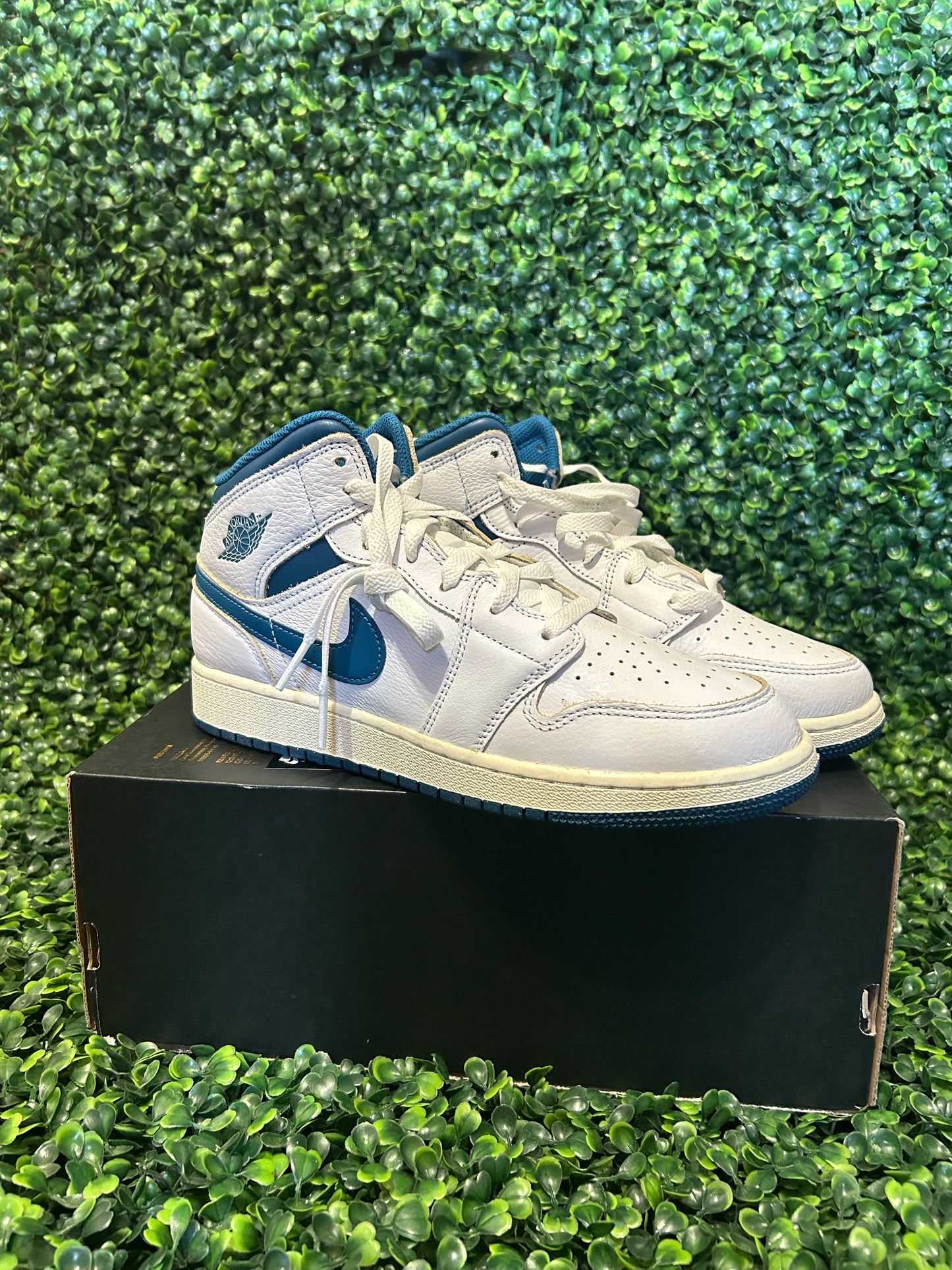 Jordan 1 mid size 6.5/ 7