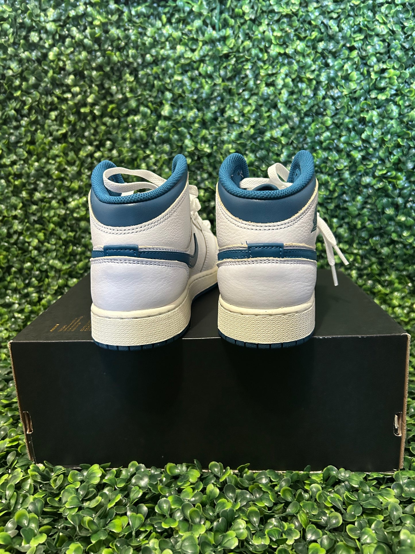 Jordan 1 mid size 6.5/ 7