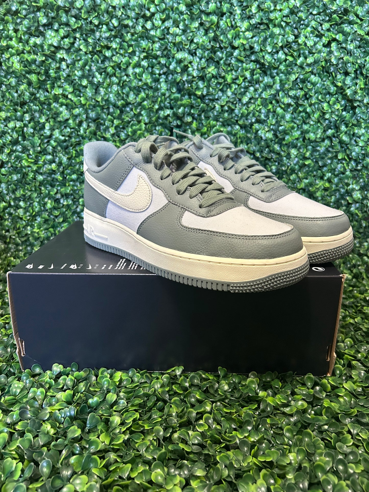 Nike Air Force 1 size 9.5