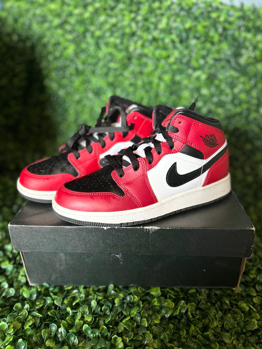 Jordan 1 mid size 5.5y