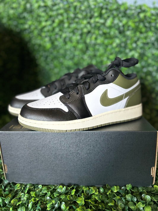 Jordan 1 size 7y, 4y