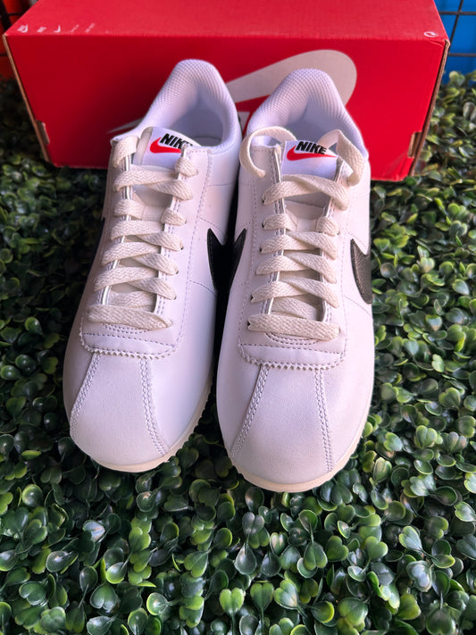 Nike cortez size 6.5 wmn/4 men