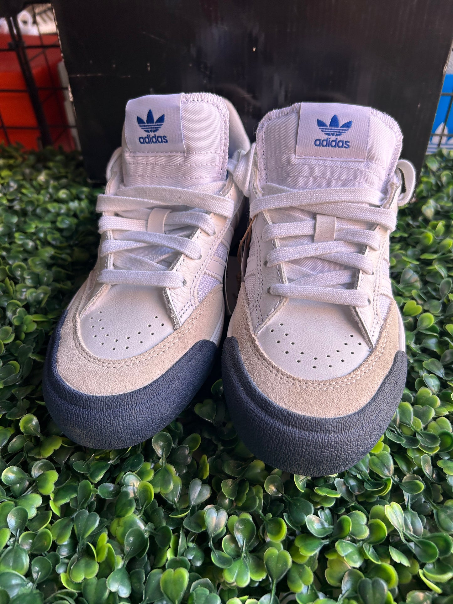 Adidas Nora size 4 men/5 wmn