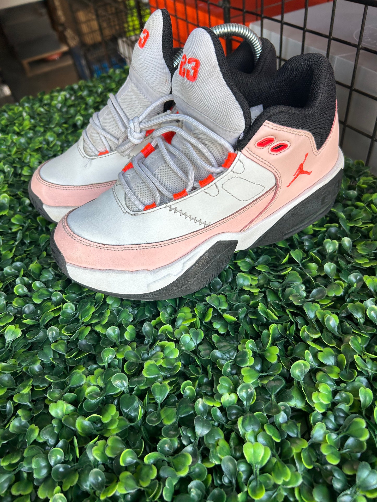 Nike air Jordan max aura 3 Gs size 4