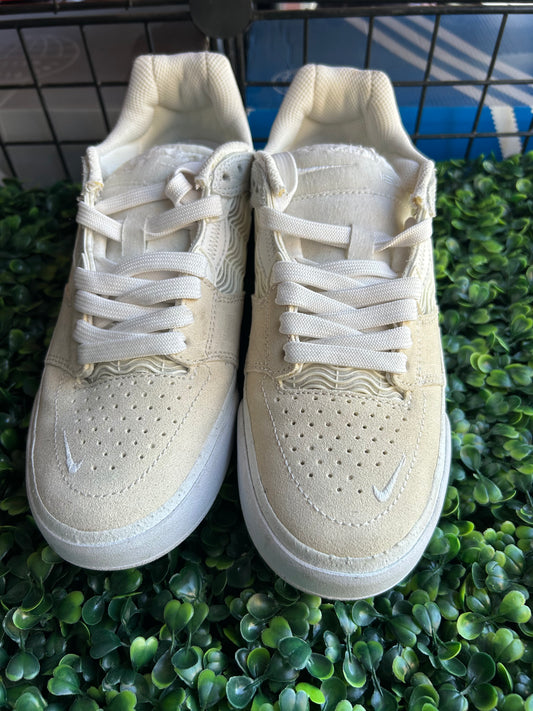 Nike ishod wair size 5.5