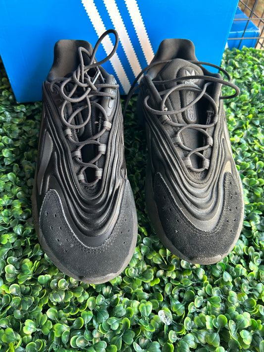 Adidas Ozelia size 7