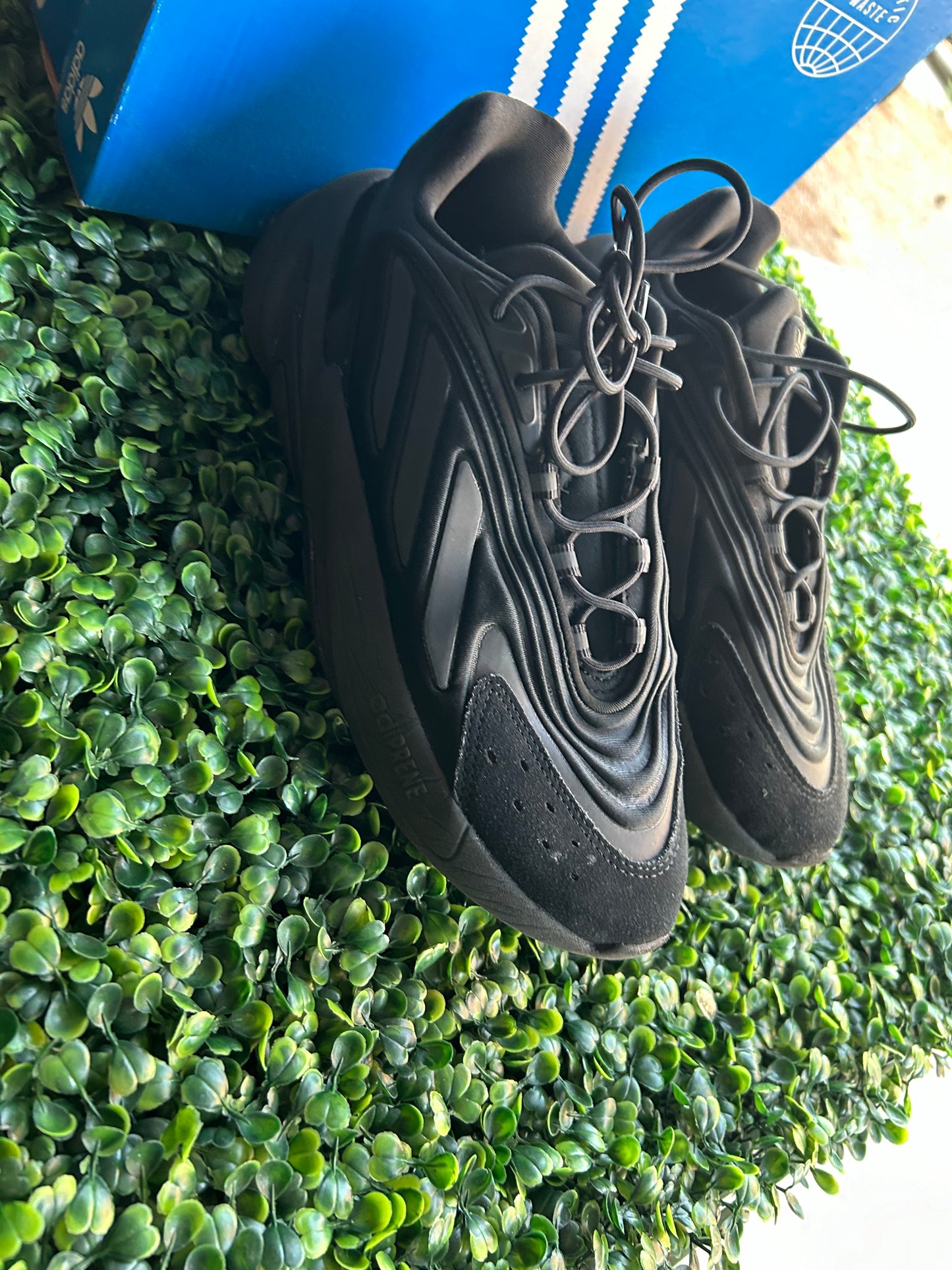 Adidas Ozelia size 7