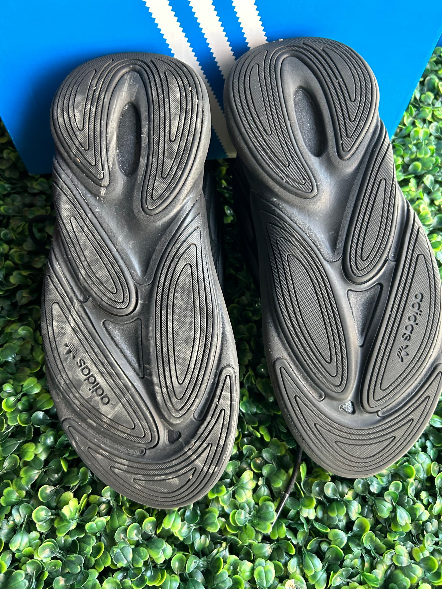 Adidas Ozelia size 7