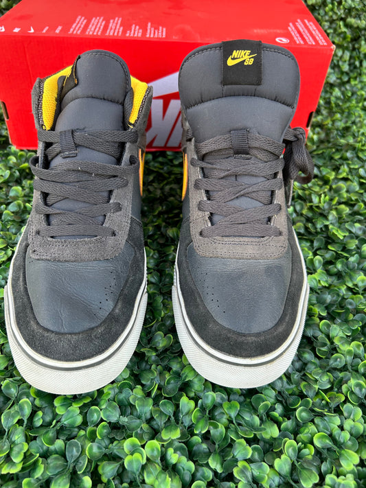 Nike mavrk mid 2 size 9