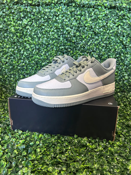 Nike Air Force 1 size 9.5